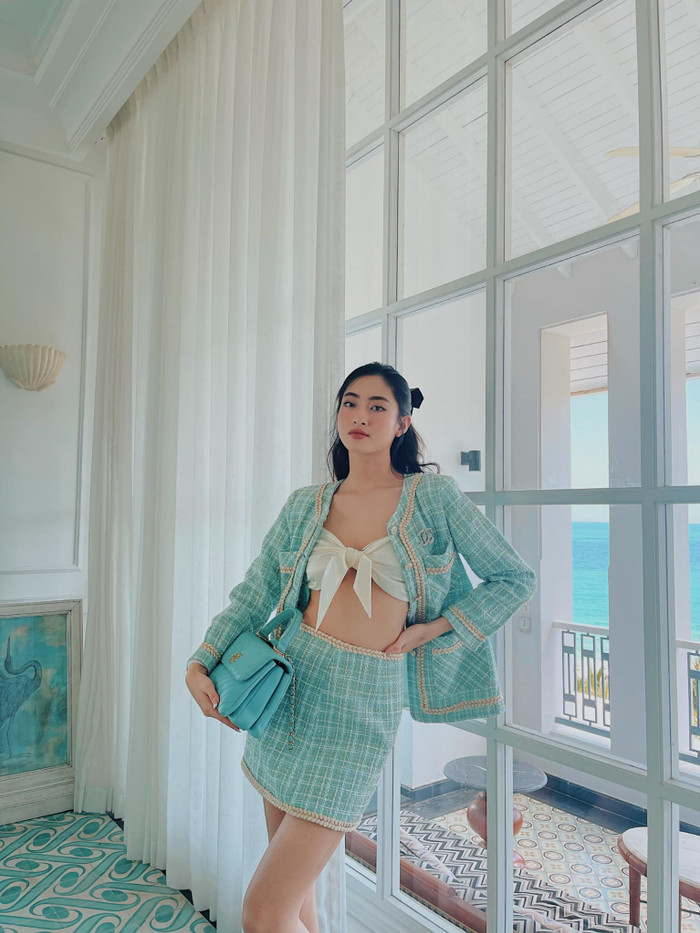 Còn Lương Thùy Linh mang đến sự hài hòa, tao nhã trong tấm ảnh.