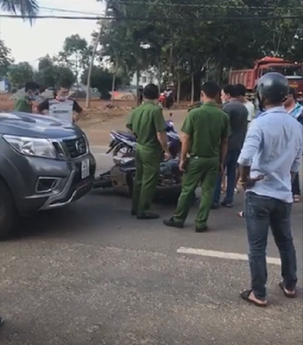 Xe ô tô của bà chủ phòng khám nha khoa va chạm với xe máy của nữ khách hàng.