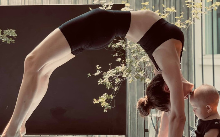 Đăng khoảnh khắc bên Leon, Hà Hồ khéo léo đáp trả chuyện cái gương 'tố' bụng đầy mỡ? Ảnh 2