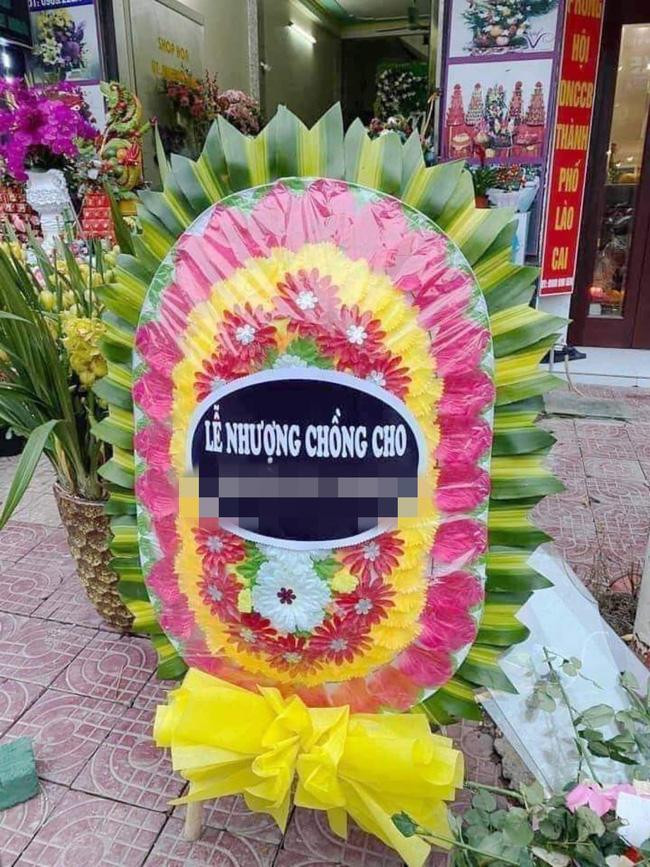 Chị vợ gửi cả vòng hoa tới cho 'tiểu tam'.