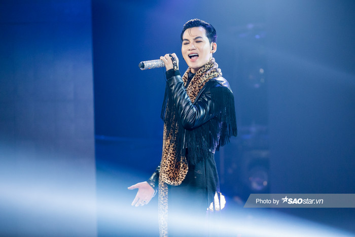 Ali Hoàng Dương quyết định mạo hiểm, một mình trên sân khấu của vòng Đối đầu