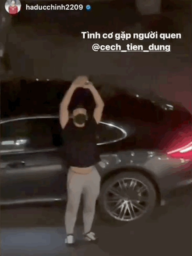 Trước đó, Bùi Tiến Dũng đã đích thân chạy xe hơi đến trước khách sạn để cổ vũ tinh thần đồng đội.