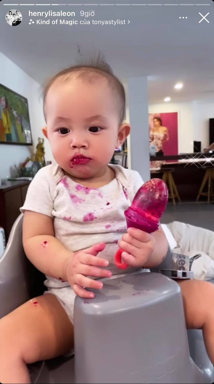 Không đỡ hơn em trai là bao, cô nàng Lisa cũng để đồ ăn dính tèm lem trên người của mình.