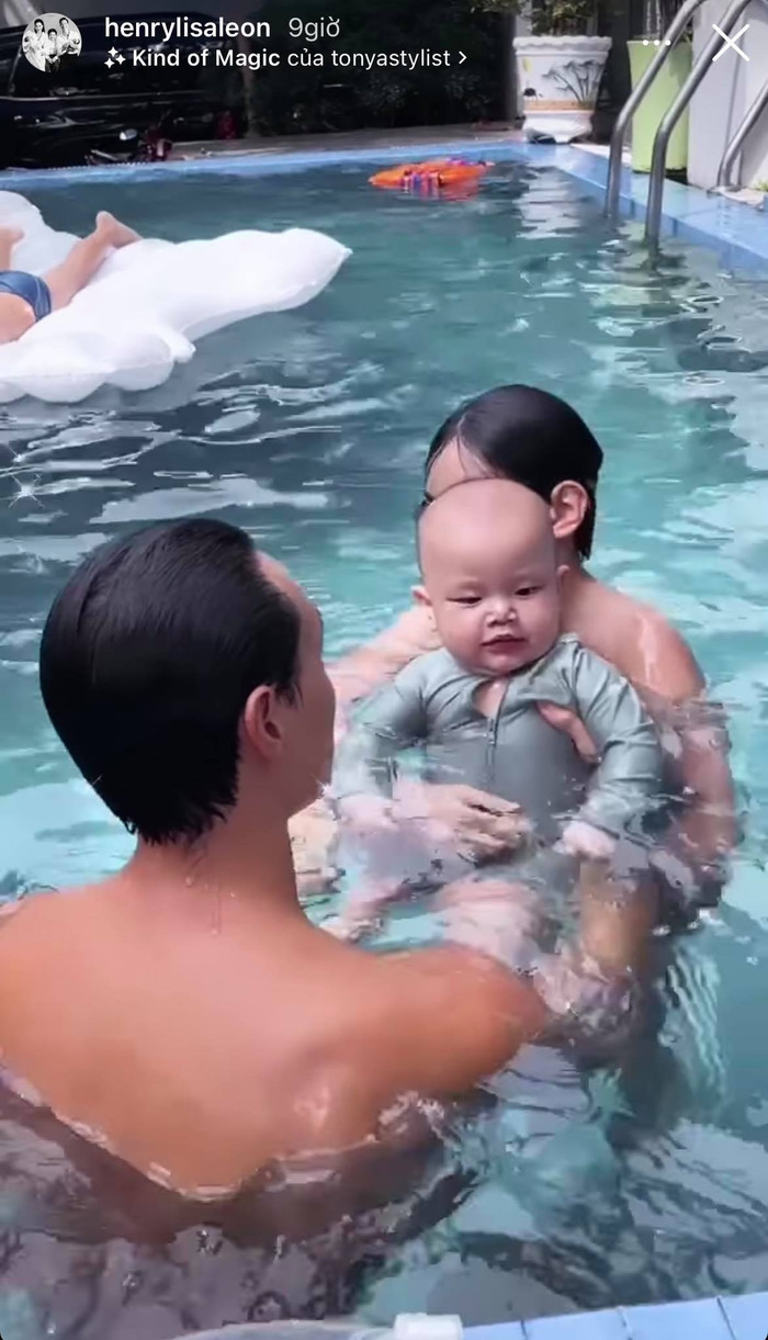 Sau khi ăn no, Leon liền được tắm hồ bơi cùng ba và anh hai.