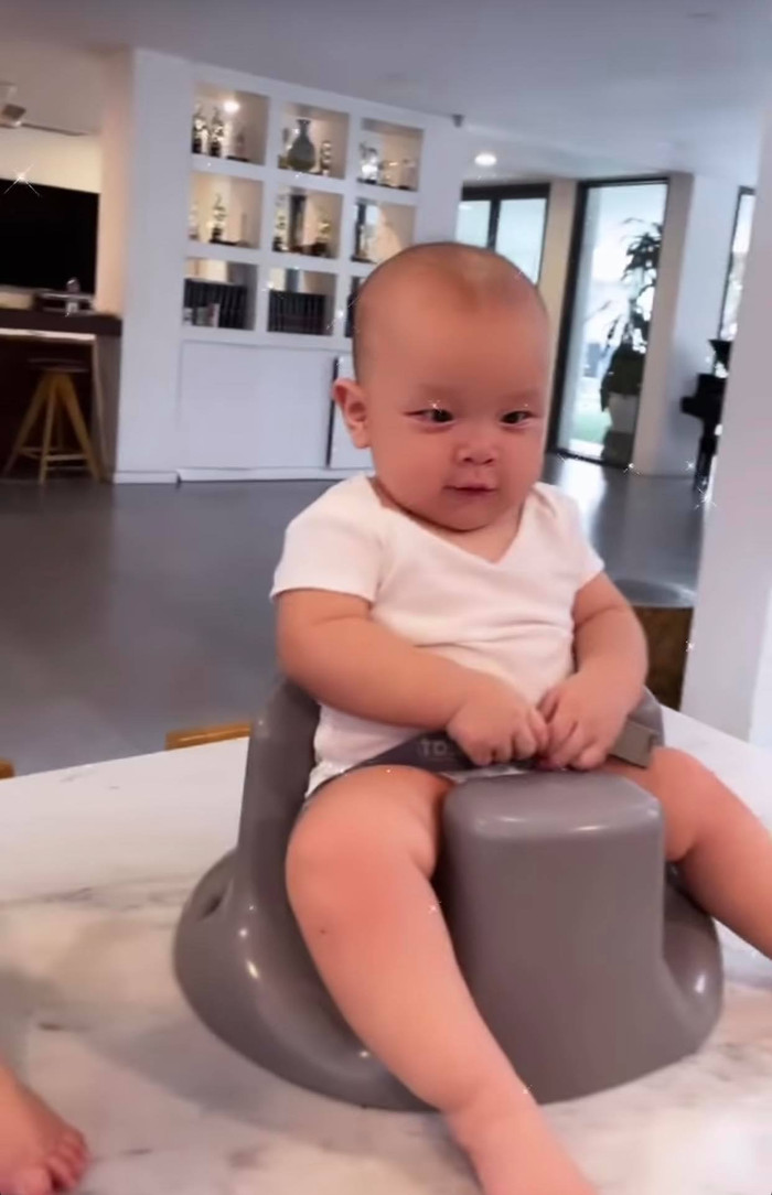 Cậu út Leon cũng ngồi ngoan ngoãn bên cạnh chị gái.