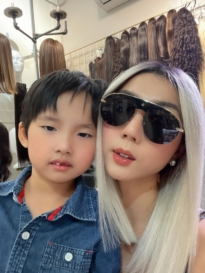 Trước đây Ngọc Quyên từng cho biết lý do mình không trở về Việt Nam làm việc sau khi ly hôn là vì cô muốn ở bên, chăm sóc con trai.