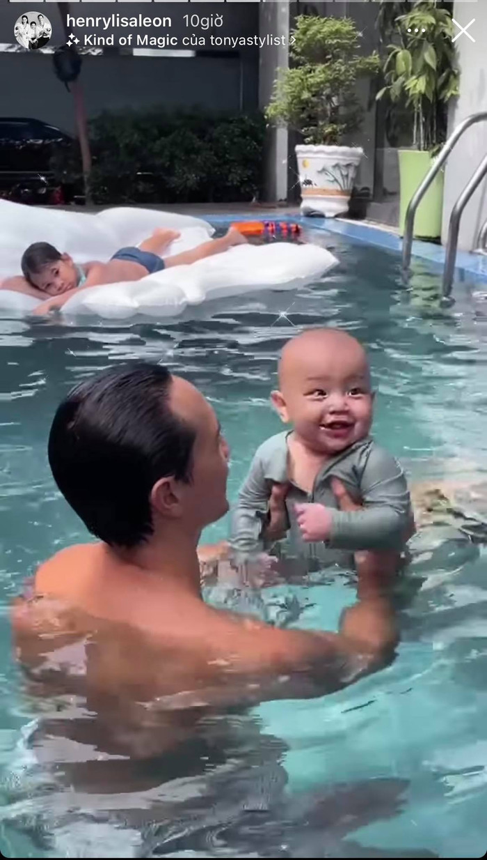 Cu cậu không giấu nỗi niềm vui sướng của mình nên liên tục cười toe toét thấy cưng.