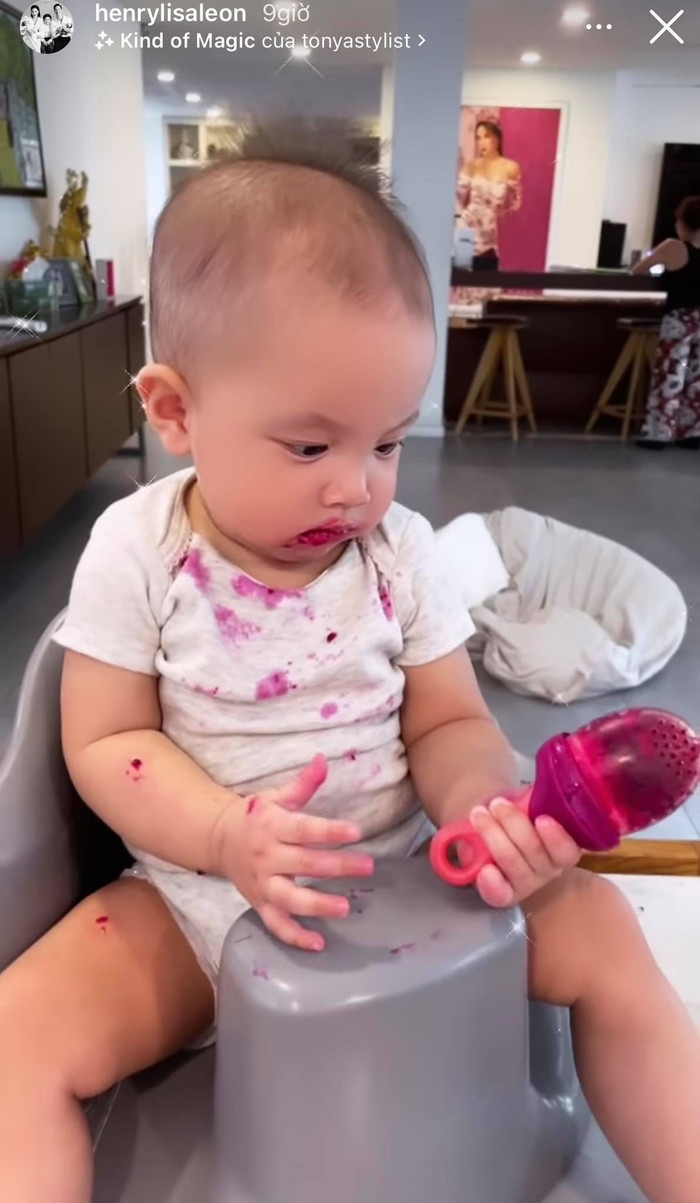 Biểu cảm của tiểu công chúa nhà Hồ Ngọc Hà khi tự 'nhìn lại' bản thân khiến ai nấy đều không nhịn được cười.