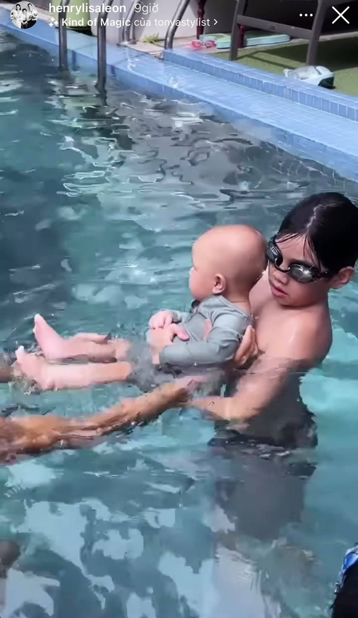 Vì không mang theo áo phao nên Leon liên tục được Subeo và Kim Lý bên trên tay cho lội nước.