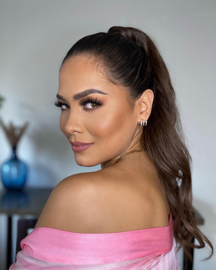 Tông makeup đậm và sắc sảo như là 'đặc trưng' của Tân Hoa hậu Hoàn Vũ 2020