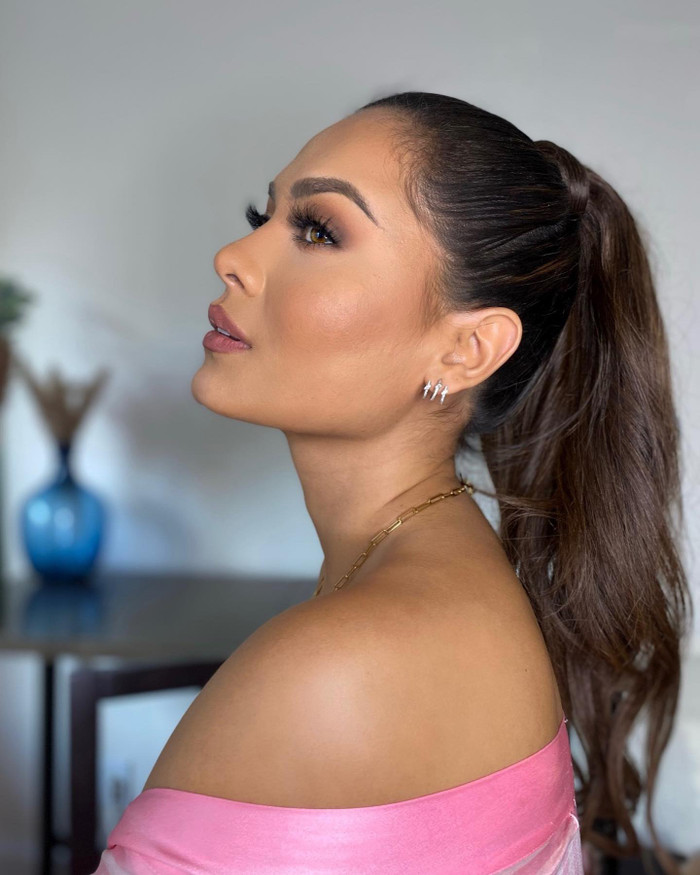 Có thể thấy rằng góc mặt thô của cô không thật sự hoàn hảo