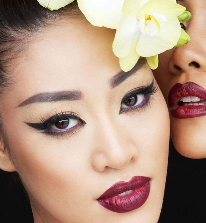 Bộ ảnh zoom cận layout trang điểm sắc nét, thú vị của hai cô gái.