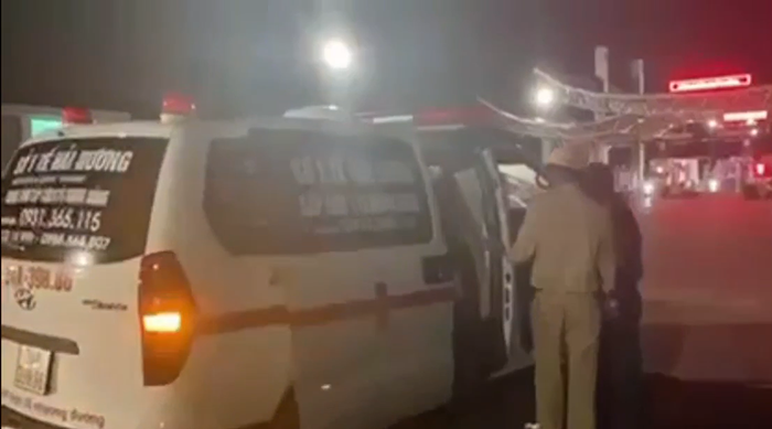 5 người giả bệnh nhân, thuê xe cứu thương nhằm qua mặt lực lượng chức năng tại chốt kiểm dịch. Ảnh cắt từ clip