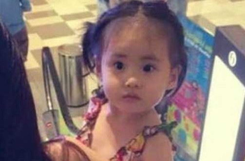 Hình ảnh bé Bánh Gạo lúc nhỏ bị chụp trong trung tâm thương mại.