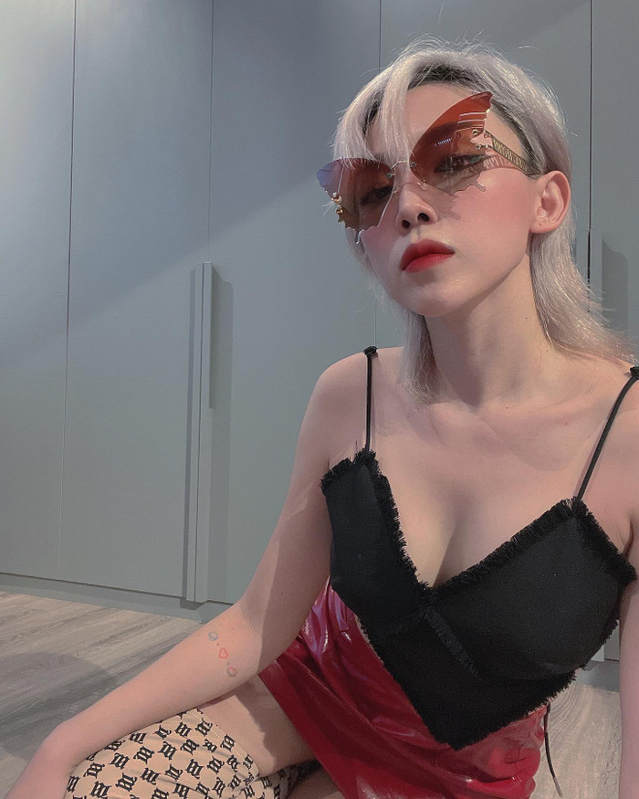 Giọng ca ' Vũ điệu cồng chiêng' gợi cảm trong kiểu áo xẻ ngực sâu hoắm khoe ngực đầy cùng mái tóc và mắt kính bươm bướm