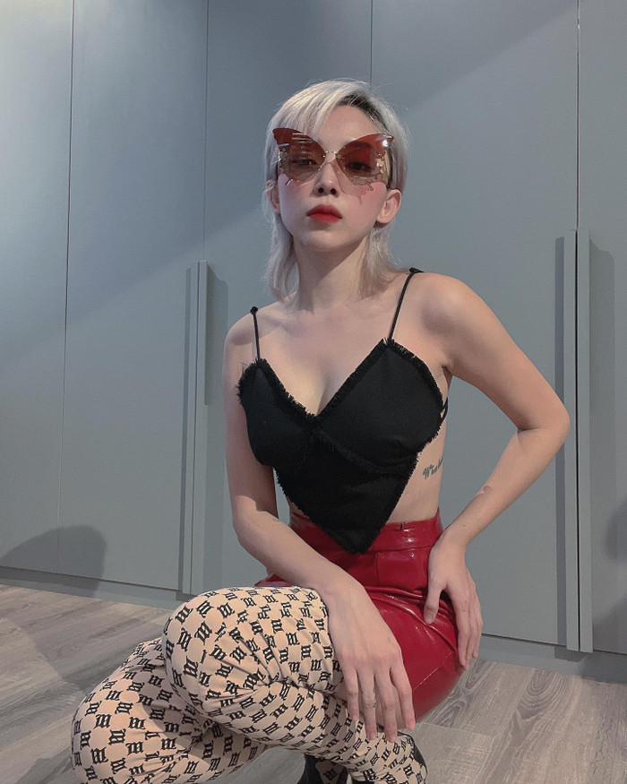 Nữ ca sĩ Tóc Tiên trong những ngày ở nhà giãn cách xã hội với những outfit streetstyle tại gia