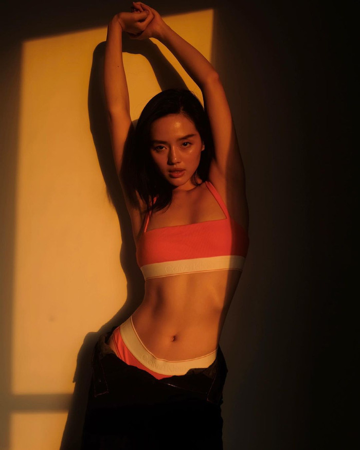 Khánh Linh cũng chọn cho mình một bộ cánh tương tự.