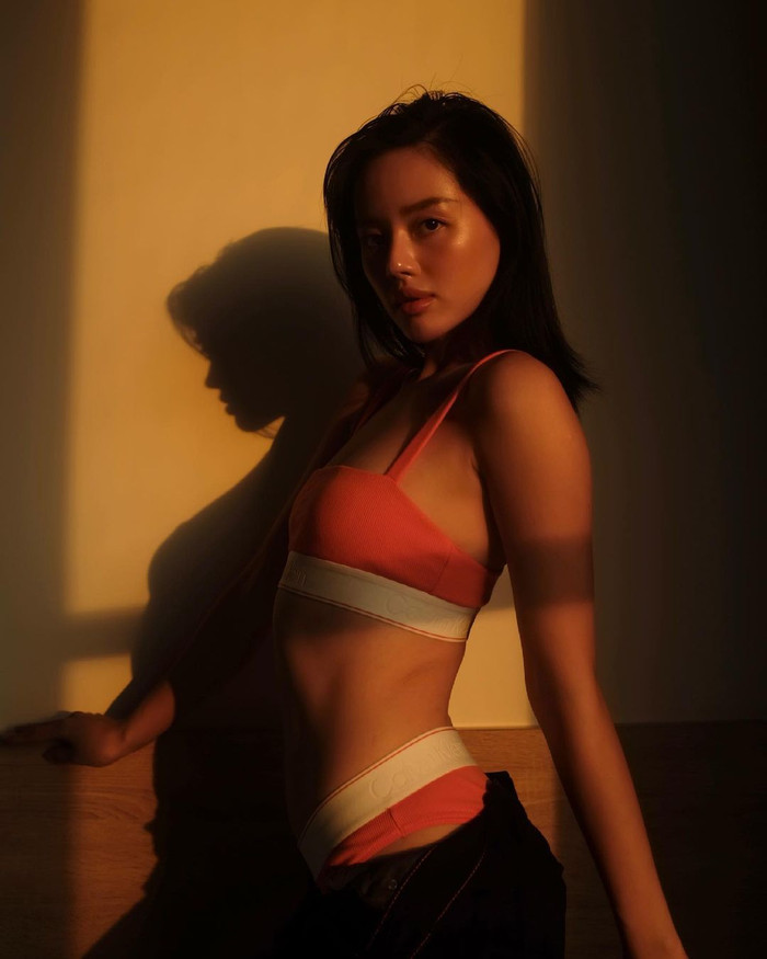 Đường cong hoàn hảo càng được khoe ra với góc máy ngang...