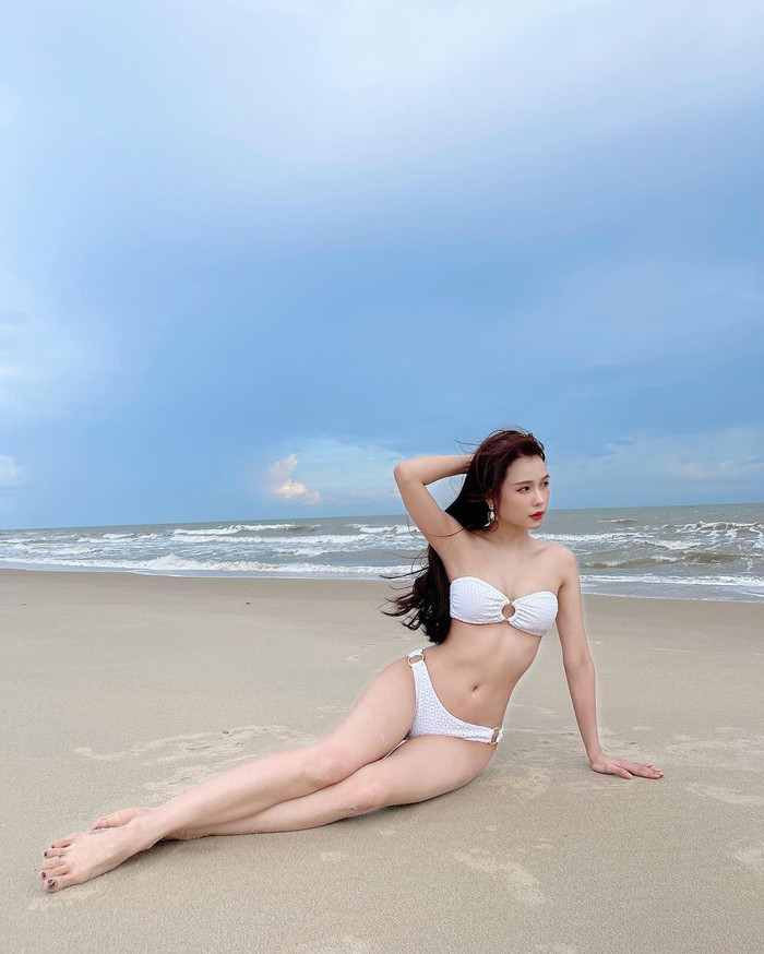 Đôi chân dài, làn da trắng được tôn lên hết mức...