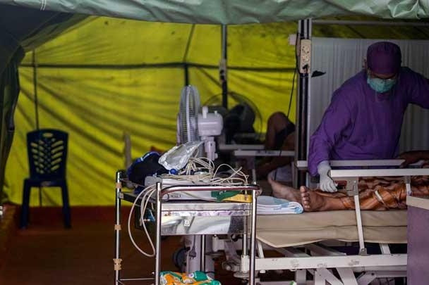 Các bệnh viện ở Indonesia rơi vào tình trạng quá tải.