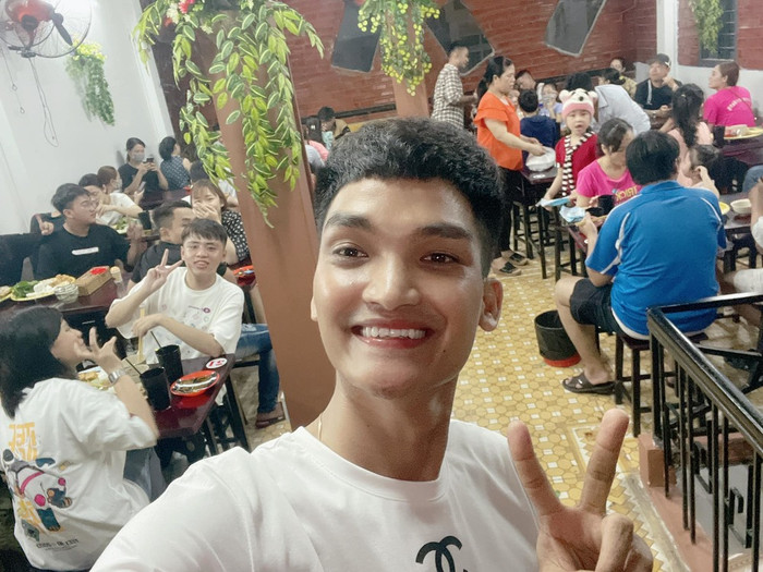 Nam nghệ sĩ đã gửi lời xin lỗi và đổi phần ăn khác cho khách hàng sau khi phát hiện trong túi mắm tôm có gián.