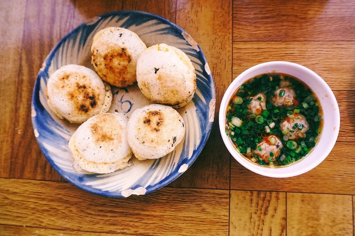 Bánh căn Đà Lạt ăn cùng nước xíu mại nóng hổi. Ảnh: Joel Whalton/Shutterstock