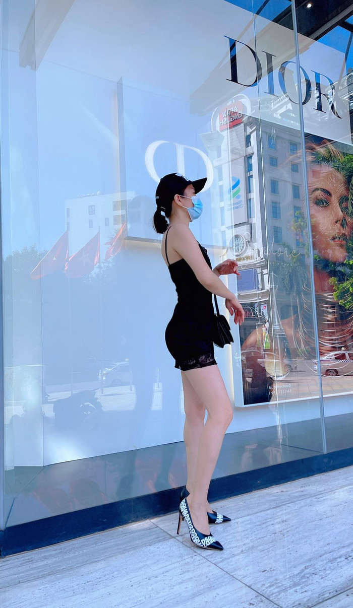 Thân hình chuẩn ba vòng của nữ ca sĩ trong thiết kế ngắn cũn cỡn, nữ ca sĩ mix váy với mũ snapback và giày cao gót bít mũi cùng chiếc túi hiệu Hermes