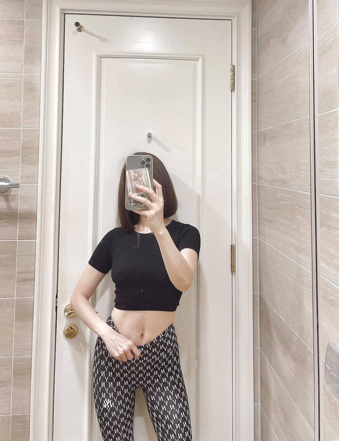 Vòng 2 săn chắc của nữ ca sĩ U40 trong bộ đồ gym ôm sát body