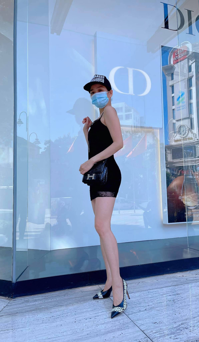 Nhìn tổng thể thì kiểu mũ không ăn nhập với trang phục nhưng body nuột nà của Lệ Quyên đã gỡ gạc lại