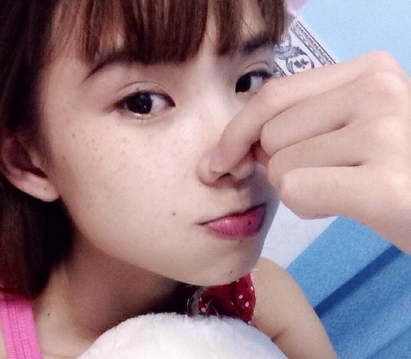 Cô chỉ cần trang điểm nhẹ là đã đủ đẹp.