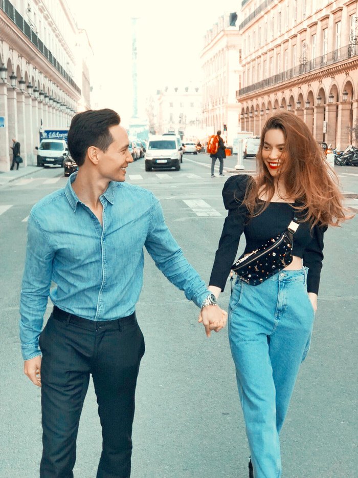 4. Trai anh hùng - gái thuyền quyên tay trong tay kỉ niệm 2 năm yêu nhau vào ngày 27/06/2019 trong sự chúc phúc của người hâm mộ.