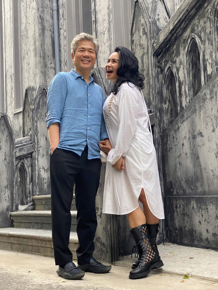 Cả hai đều ăn mặc giản dị và tươi cười vô cùng rạng rỡ.