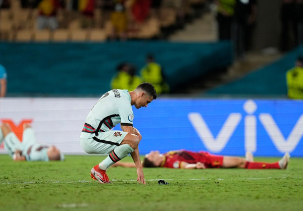 Nhiều cầu thủ Bồ Đào Nha đã đổ gục xuống sân sau khi trọng tài nổi còi kết thúc trận đấu.