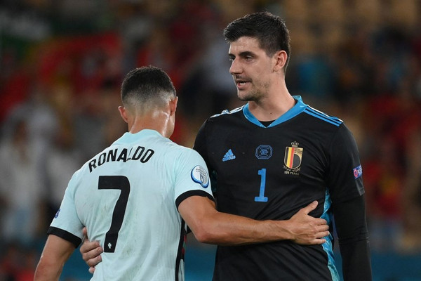 Ronaldo cũng nhận được sự động viên của thủ thành Courtois bên phía Bỉ. Ở tuổi 36, đây có lẽ là kỳ EURO cuối cùng trong sự nghiệp của Ronaldo.
