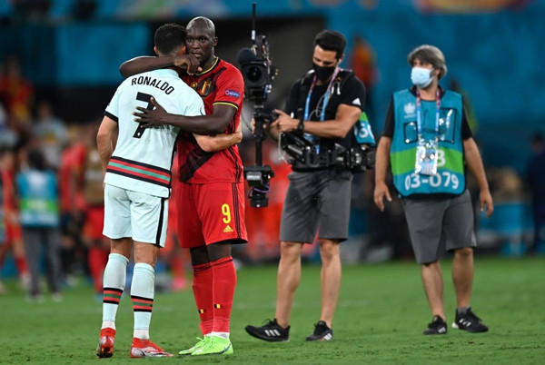 Lukaka đến ôm an ủi Ronaldo.