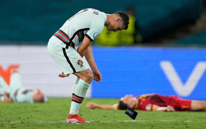 Ronaldo ném băng đội trưởng sau khi Bồ Đào Nha bị loại khỏi EURO 2020 Ảnh 2