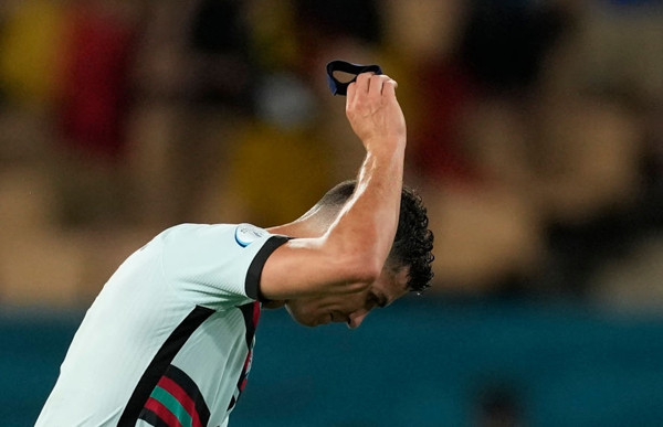 Trong cơn tức giận, CR7 ném chiếc băng đội trưởng xuống sân.