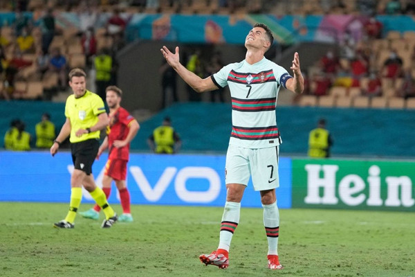 Ronaldo ngửa mặt lên trời bày tỏ sự bất lực khi không thể cùng tuyển Bồ Đào Nha tiếp tục con đường bảo vệ ngai vàng.