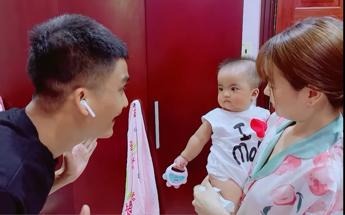 Đang cười toe toét, bé Minnie 'lật mặt' căng thẳng khi bị Mạc Văn Khoa trêu chọc Ảnh 2