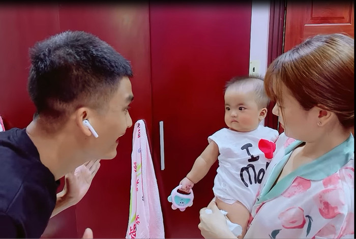 Bé Minnie 'lật mặt' căng thẳng khi bố Mạc Văn Khoa xuất hiện.