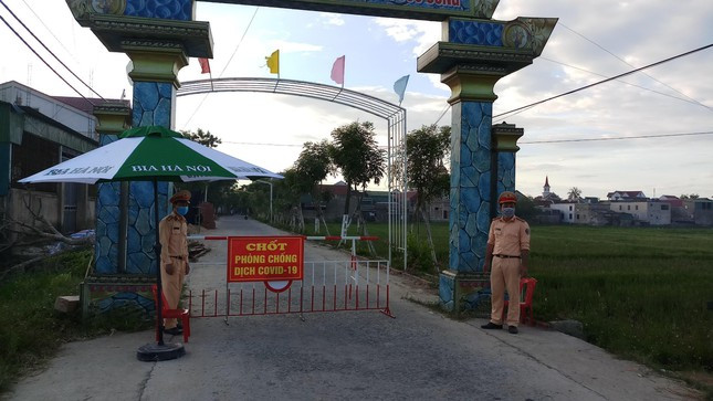 Khu vực chốt phong tỏa nơi vào thôn ghi nhận có ca mắc Covid-19 ngoài cộng đồng.