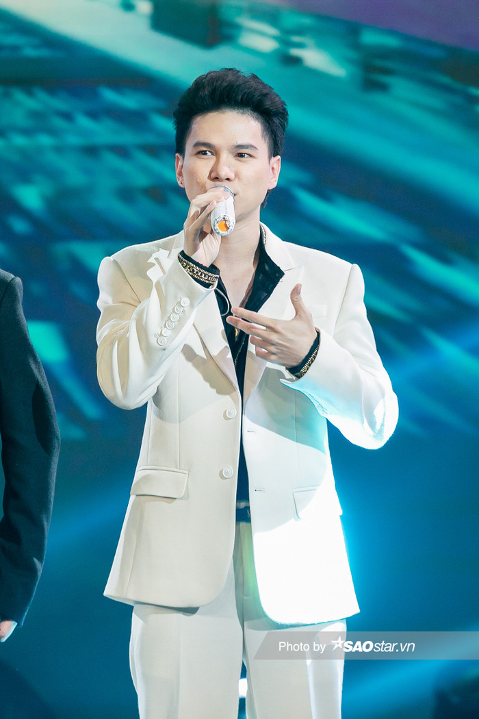 Hoàng Tôn xuất hiện trên sân khấu The Heroes để hỗ trợ cho các thành viên của Uni5