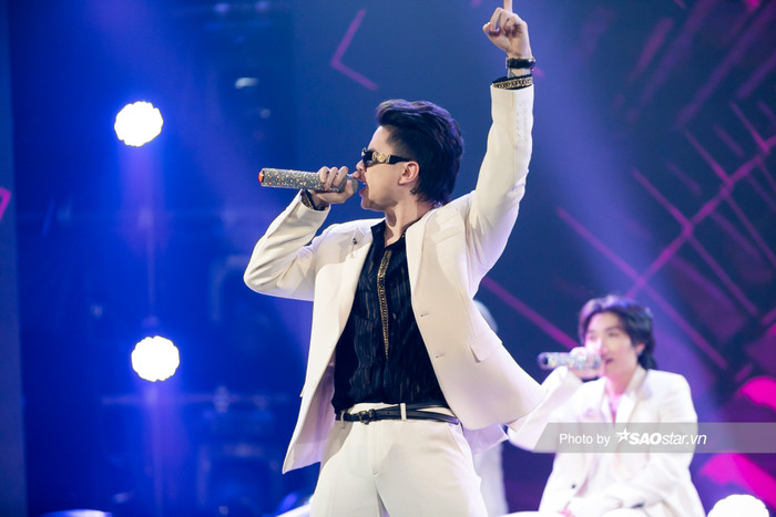 Nam ca sĩ 'cháy' hết mình cùng Uni5