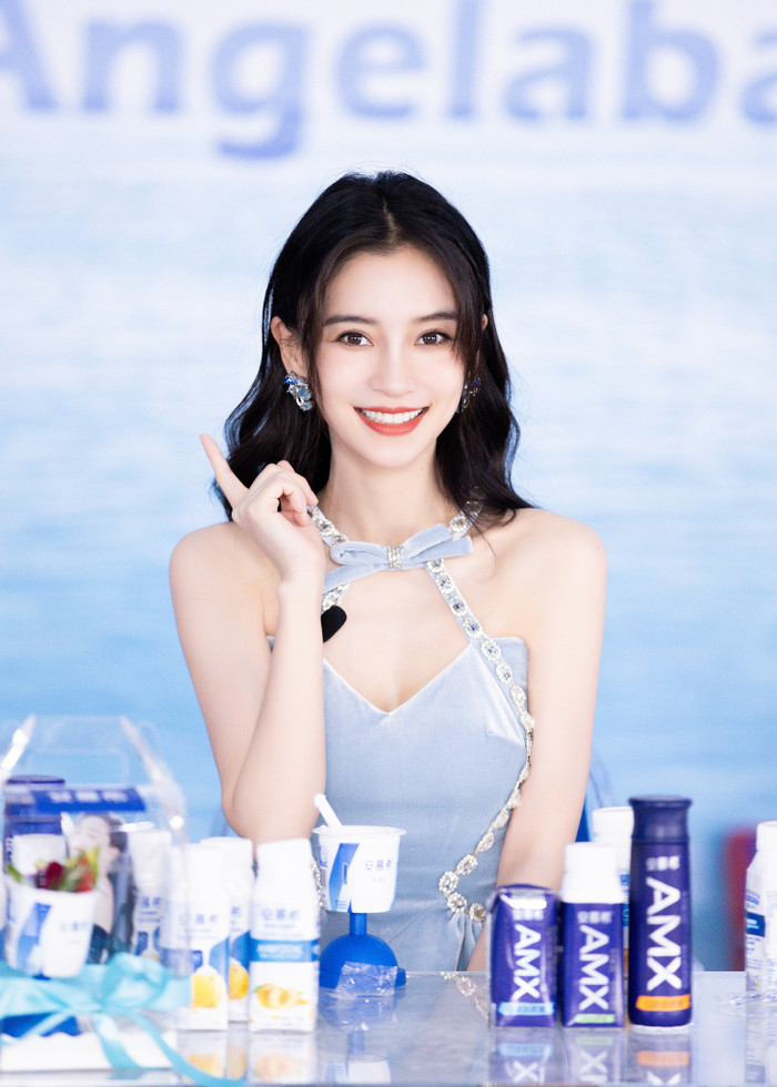 Angelababy tiếp tục dự sự kiện khác với bộ váy xanh biển màu pastel ngọt ngào
