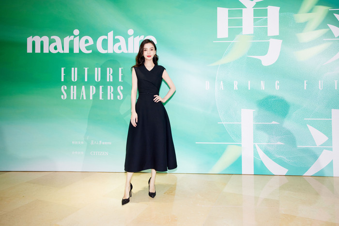 Trong bộ váy đen suôn dài, Angelababy nổi bần bật trước ống kính