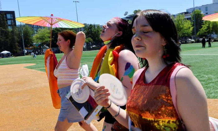 3 người phụ nữ tham gia cuộc diễu hành Pride ủng hộ người đồng tính trong cái nóng cao ngất ở Seattle Ảnh: Reuters