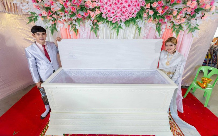 Đặt quan tài giữa hôn trường, cặp đôi khiến khách mời sợ khiếp vía, chú rể tiết lộ ý nghĩa cảm động Ảnh 2