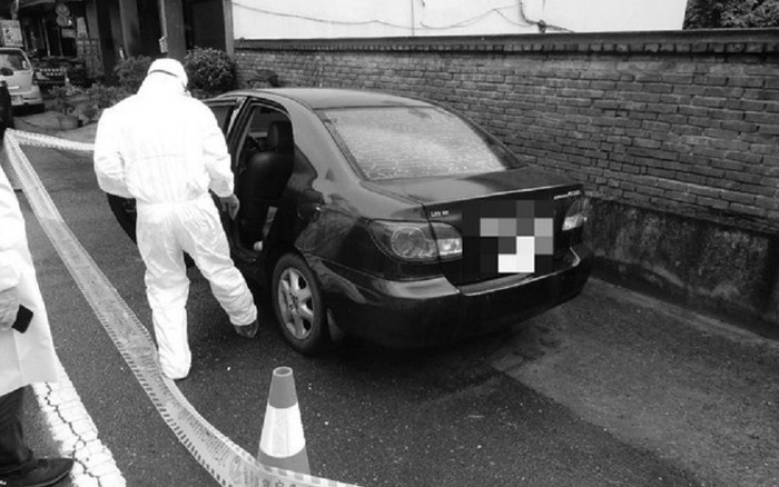 Ngửi thấy mùi hôi bốc ra từ xe bên đường, người dân tò mò nhìn vào rồi hoảng hốt khi thấy thứ bên trong Ảnh 2