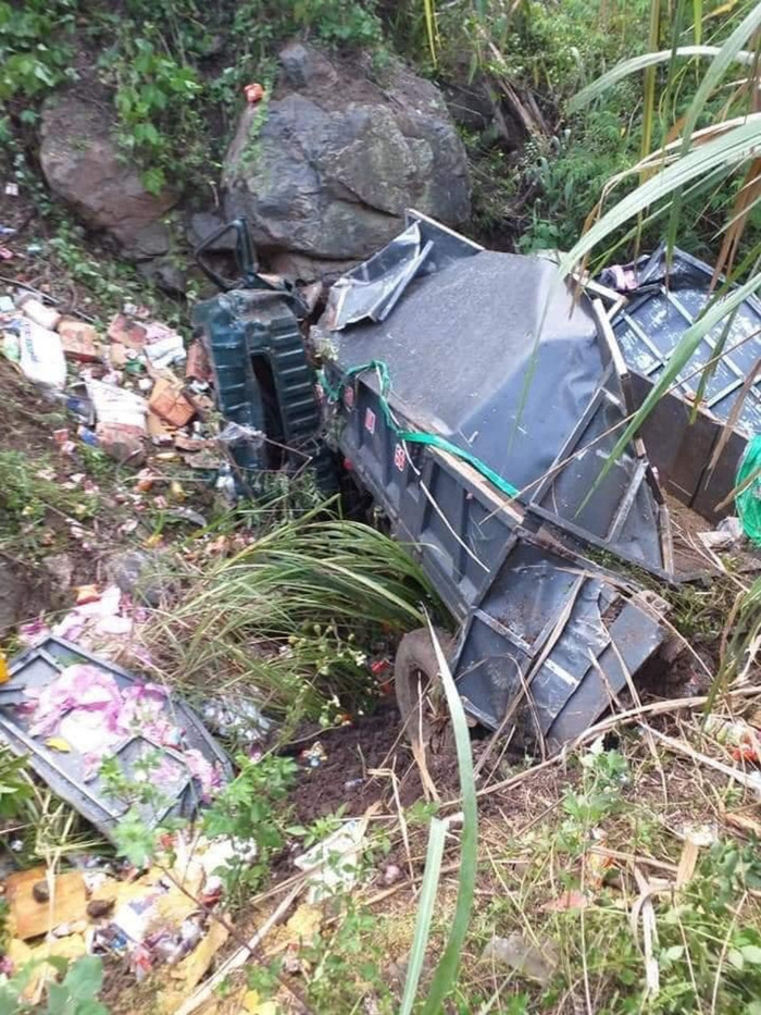 Chiếc xe tải bẹp dúm sau cú rơi hàng chục mét.