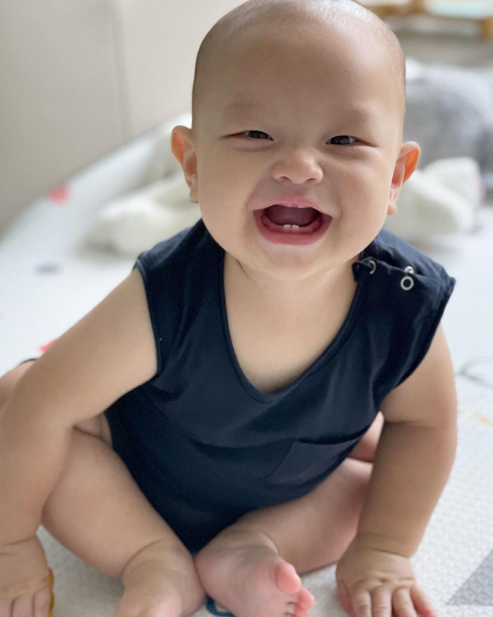 Nụ cười thiệt xinh của Leon giúp cu cậu khoe được hai chiếc răng mới nhú.